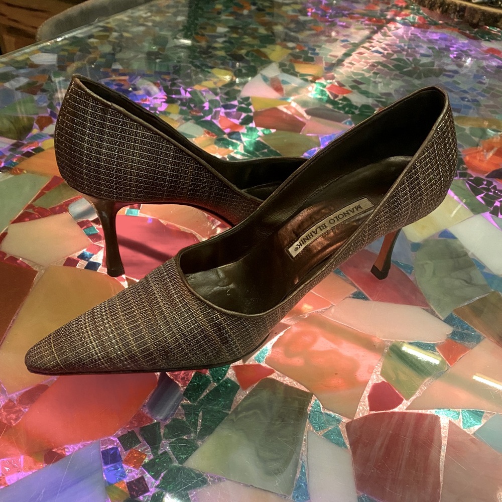 Amazing feather lightweight pumps by Manolo Blahnik. Super comfy. 2’ heel.